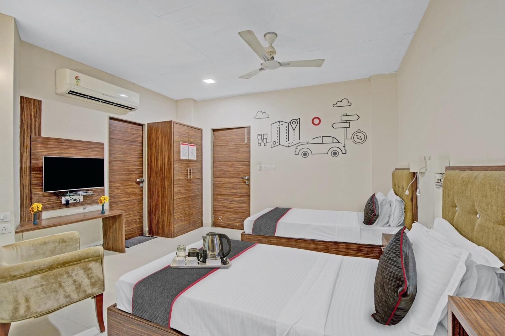 Hotel O The Kia Residency Hotel And Banquet อาเมดาบัด ภายนอก รูปภาพ