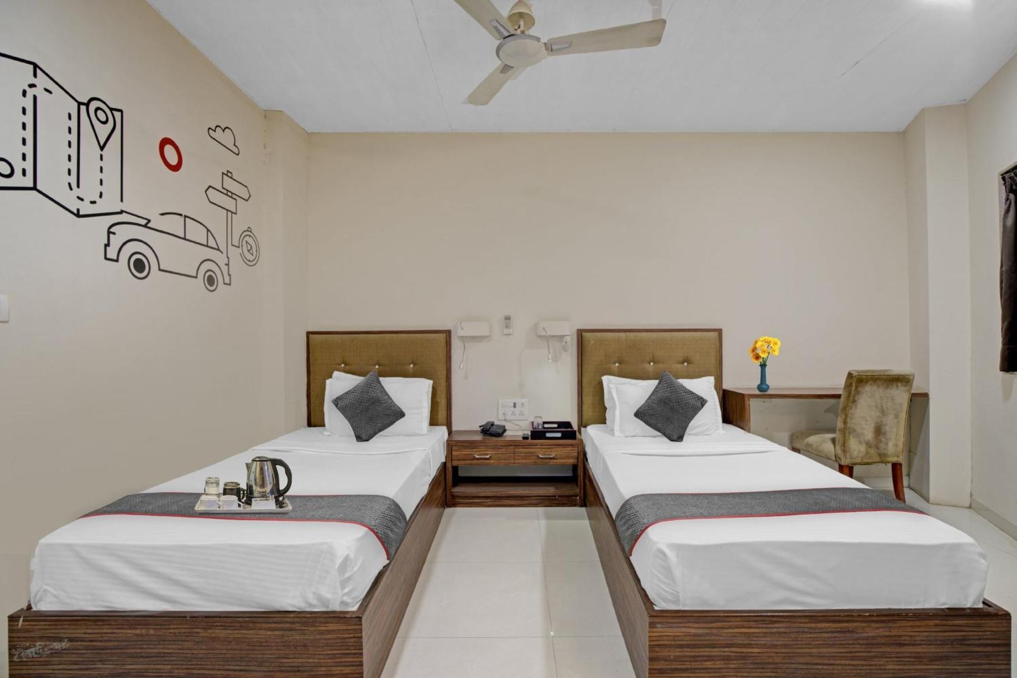 Hotel O The Kia Residency Hotel And Banquet อาเมดาบัด ภายนอก รูปภาพ