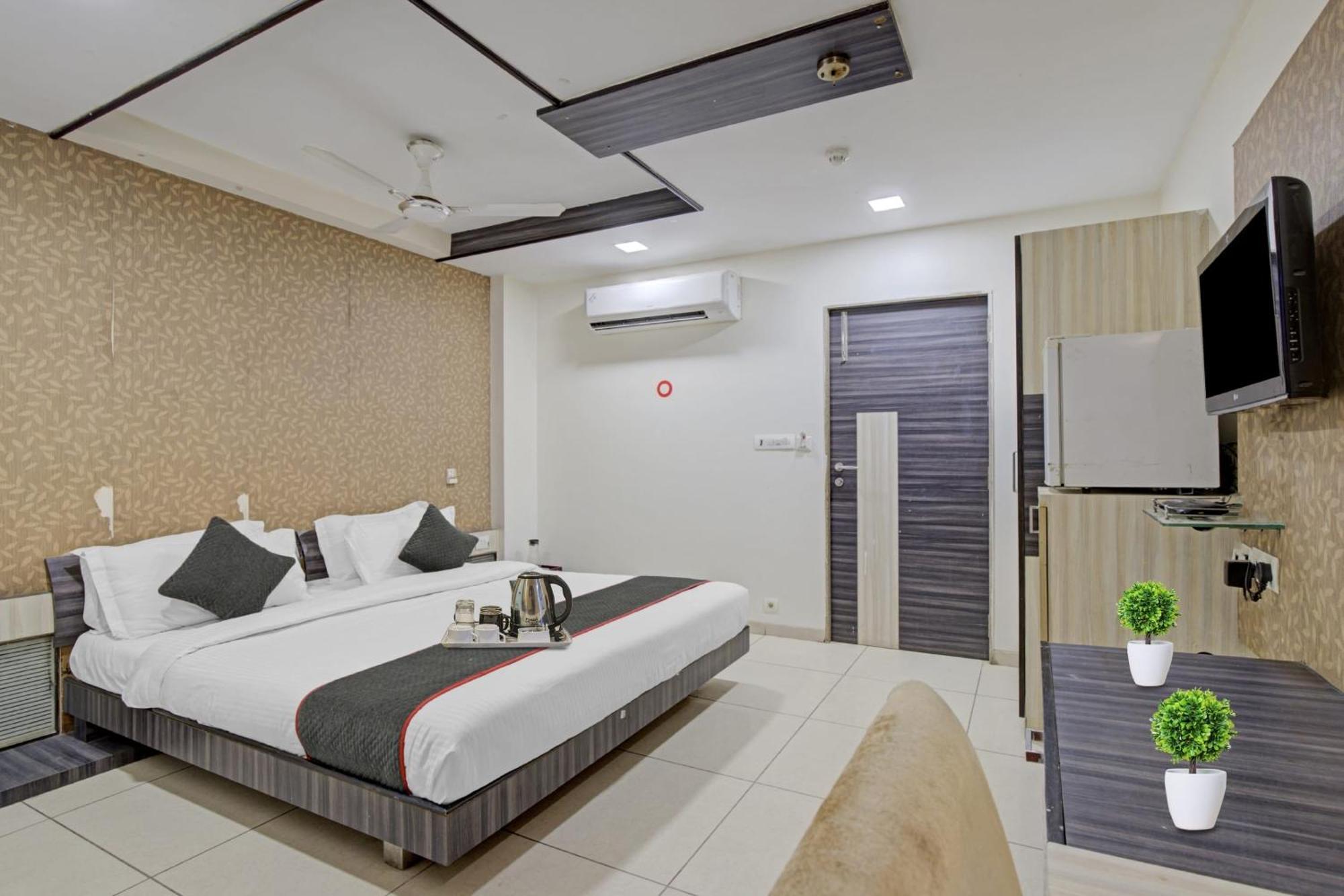 Hotel O The Kia Residency Hotel And Banquet อาเมดาบัด ภายนอก รูปภาพ