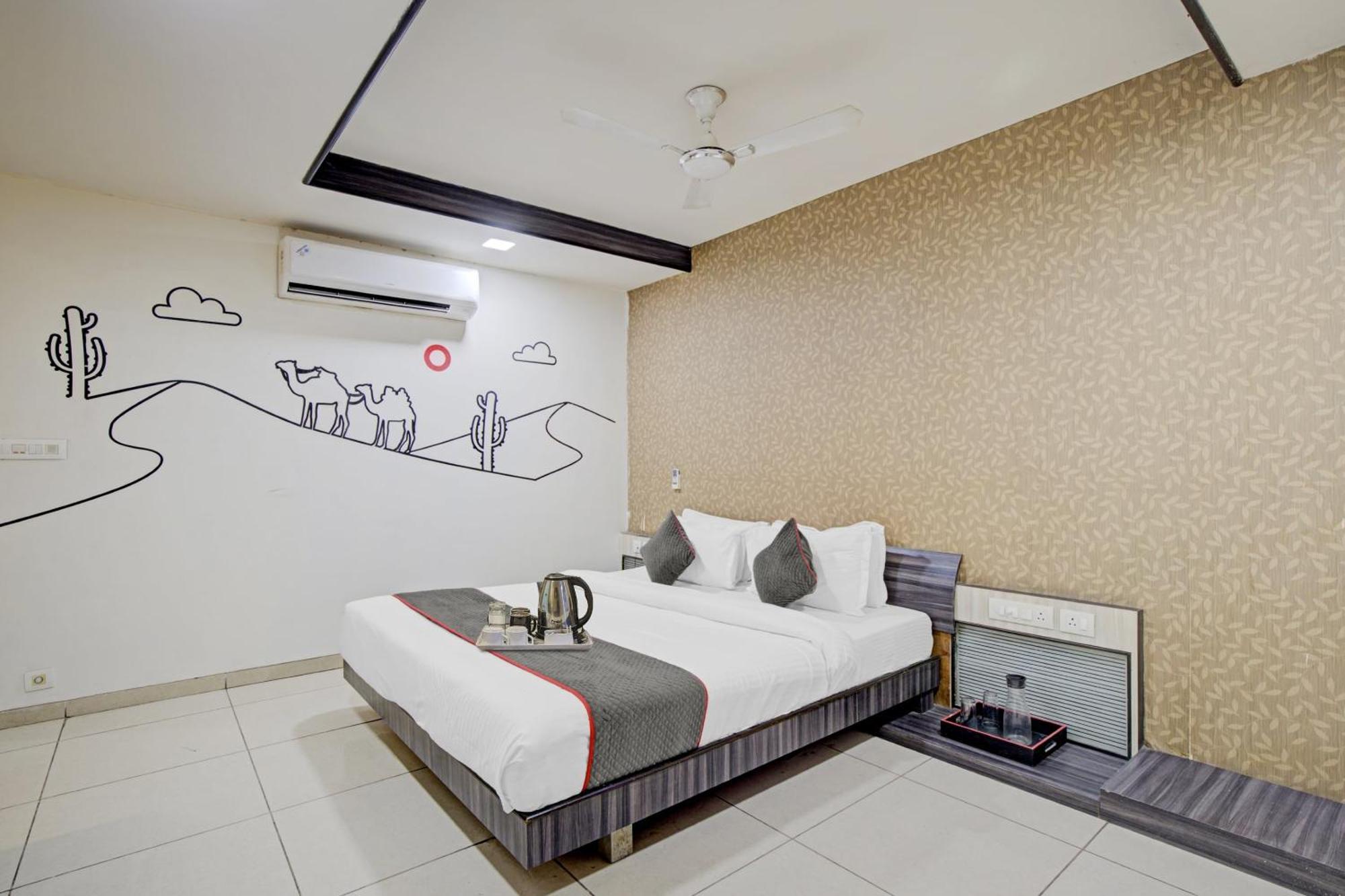 Hotel O The Kia Residency Hotel And Banquet อาเมดาบัด ภายนอก รูปภาพ